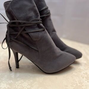 Women’s suede look ankle boot, sz 7 with wrap tie design.